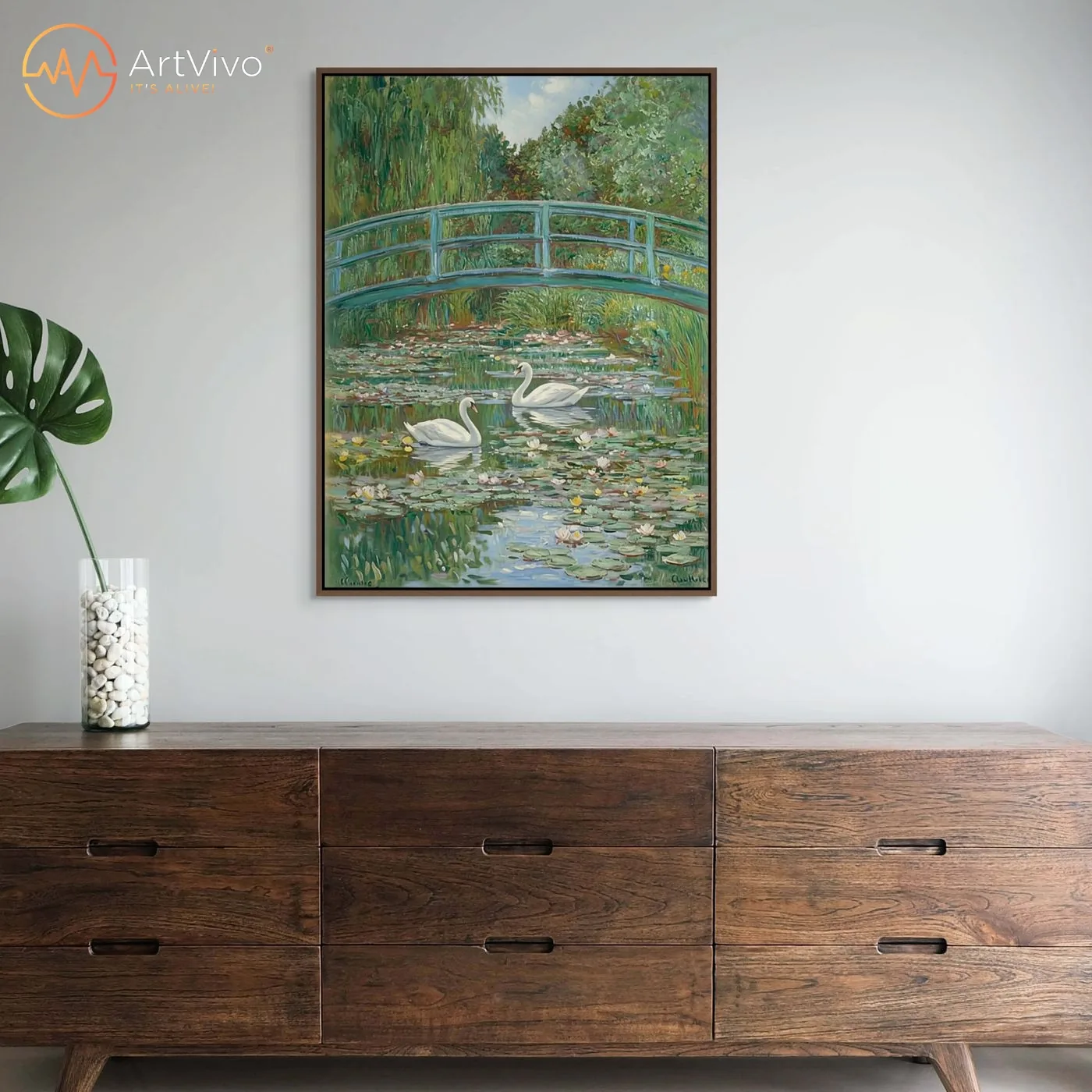Cuadro de paisaje Jardín Eterno cisnes y nenúfares decorando sala con estilo clásico ArtVivo