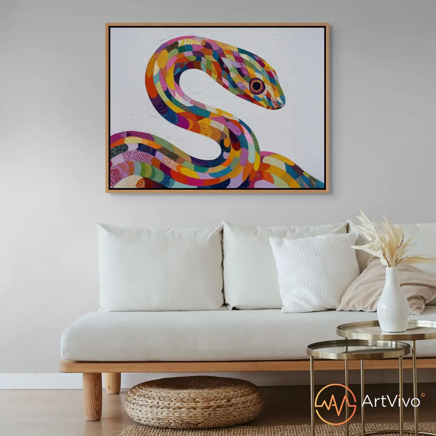 Cuadro interactivo Snake Chromatic serpiente arcoíris decorando sala con pared clara ArtVivo