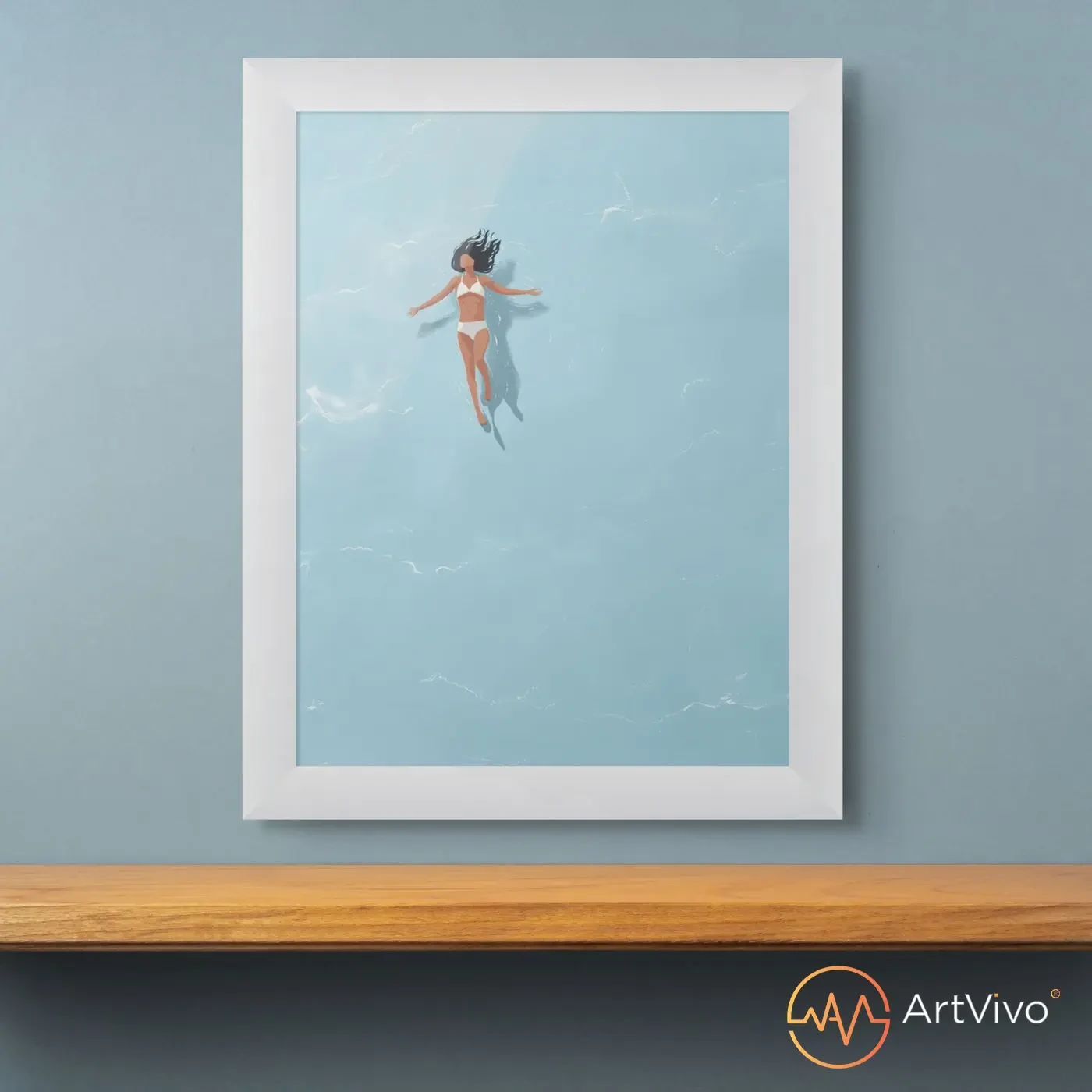Poster decorativo para sala mujer flotando en agua azul Azul Sereno — ArtVivo
